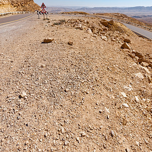 沙漠的偏斜道路图片