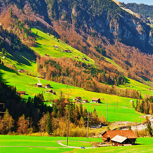 瑞士阿尔卑斯山的小村庄高地图片