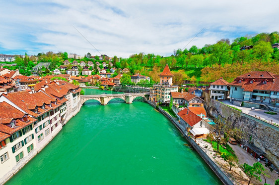 飞往瑞士伯尔尼市和阿雷河屋顶的空中观察图片