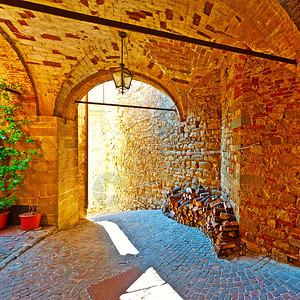 在意大利中世纪市旧街被打破的天花板图片