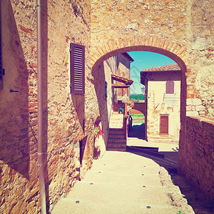 意大利城与旧楼的狭小街道Instagram效应图片