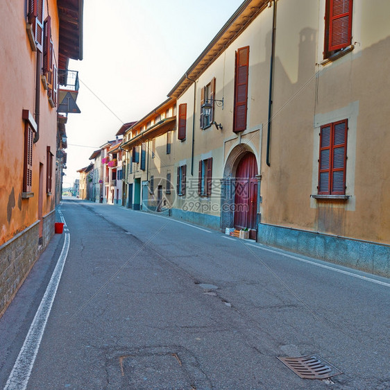 皮埃蒙特意大利市与旧楼相伴的窄街图片