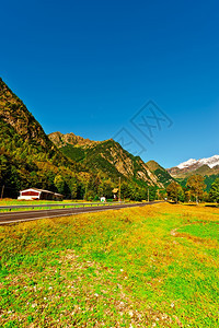 通向阿尔卑斯山雪峰的阿法特路图片