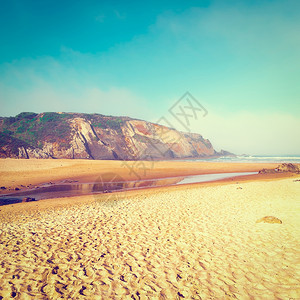 坐在葡萄牙晨雾中大西洋海滩的口Instagrameffectl图片