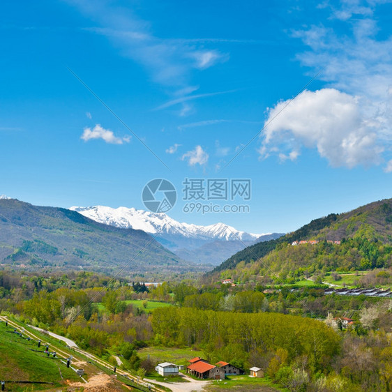Piedmont农场关于雪峰阿尔卑斯山的背景图片