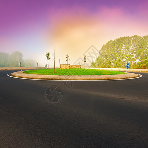日出晨雾中的圆形广场图片