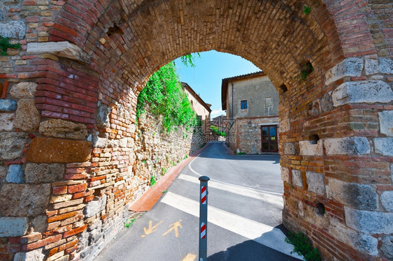 意大利中世纪城的拱门图片