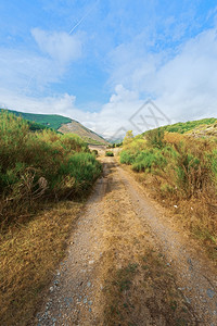 西班牙坎塔布里安山的泥土路图片