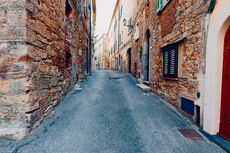 意大利城旧楼的窄巷图片
