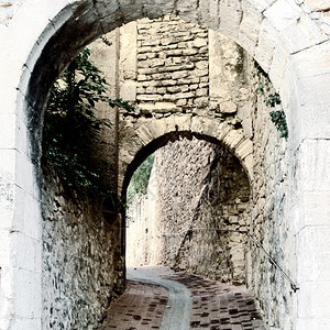 中世纪法国城的荒废拱门图片