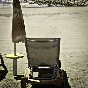 淡季沙滩伞和太阳床复古风格色调图片图片