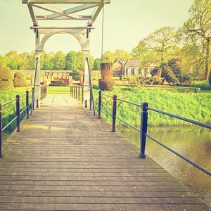 位于荷兰公园的运河上图架桥Instagram效应图片