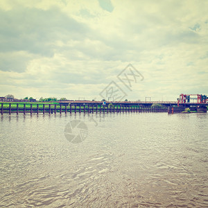 位于荷兰Zutphen城附近的伊日塞尔河上铁路桥Instagram效应图片