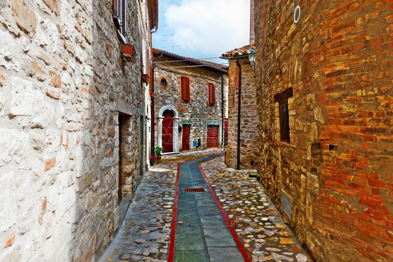 意大利Doglio市与旧楼的狭小街图片