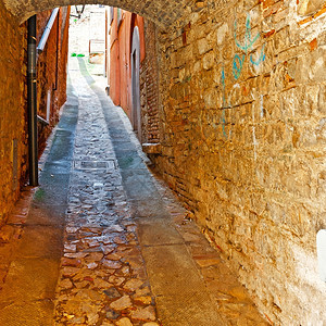 意大利托迪市一小街上的空洞图片