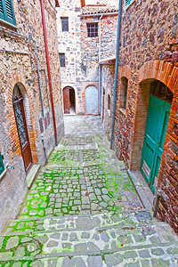 意大利中世纪市内狭街和旧楼梯图片