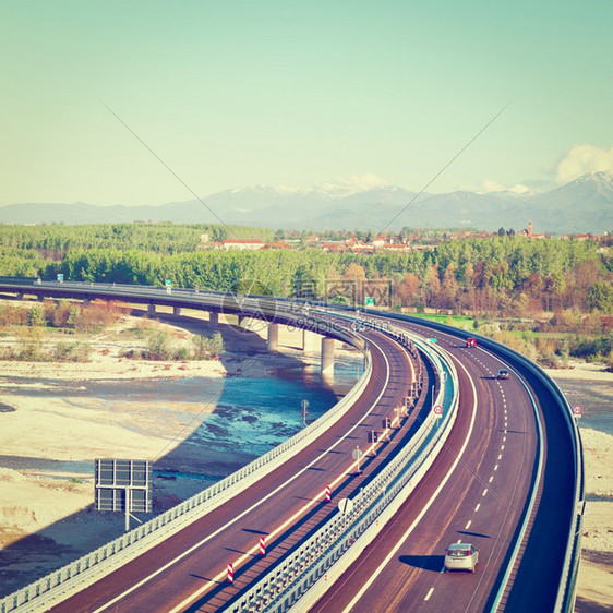 意大利雪峰阿尔卑斯山背景的皮埃蒙特现代高速公路Instagram效应图片