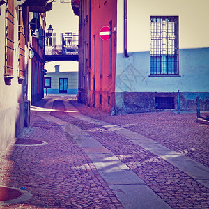 意大利房屋之间的窄巷图片