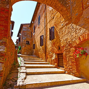 意大利市与旧楼的狭小街图片