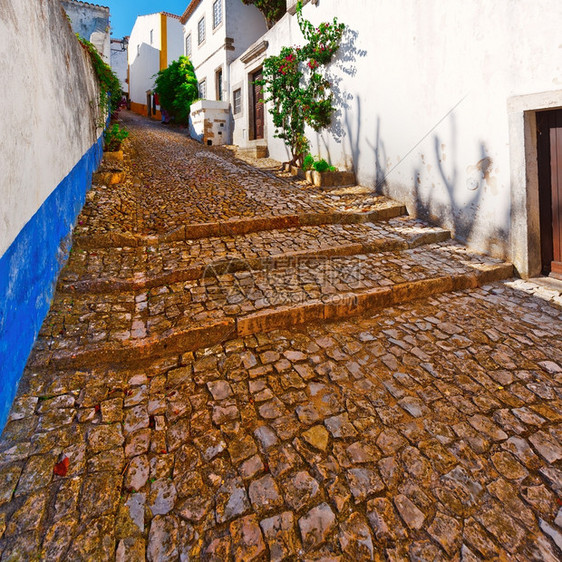 中世纪葡萄牙高地市的狭小街图片