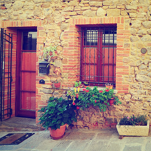 以鲜花装饰的意大利窗口和门Instagram效果图片