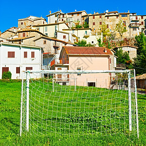 足球小镇意大利中世纪城市背景下的足球场背景