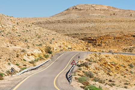以色列内盖夫沙漠的风向偏斜道路图片