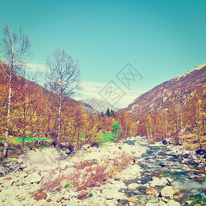 皮埃蒙特意大利阿尔卑斯山的流Instagram效应图片
