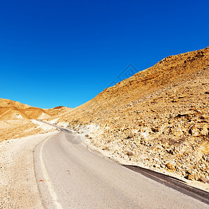以色列沙漠的偏斜道路图片