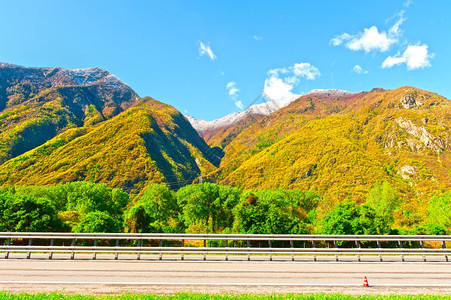 意大利皮埃蒙特市雪峰阿尔卑斯山背景现代高速公路图片