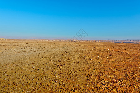 以色列内盖夫沙漠泥土路图片