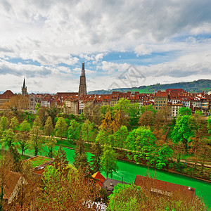 飞往瑞士伯尔尼市和阿雷河屋顶的空中观察图片