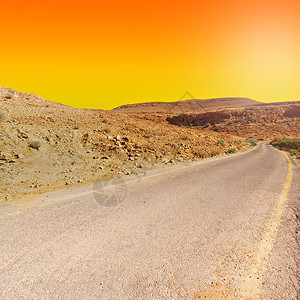 日落犹太山沙丘的米德路图片
