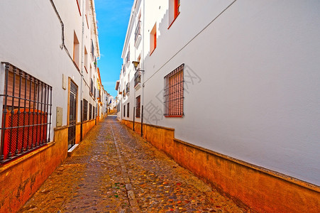 西班牙中世纪建筑之间的小巷图片