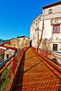 意大利山洞城市的佩德斯山大桥图片