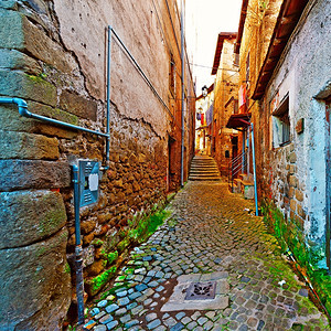 意大利山洞城旧楼的窄巷图片