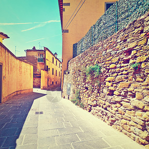 意大利城内有旧楼宇的窄巷Instagram效应图片
