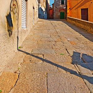 意大利普拉托市与旧楼的狭小街图片