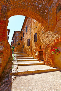 意大利旧楼的狭小街道图片