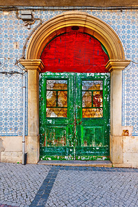 墙上的ShabbyWoodenDoor装饰着葡萄牙陶瓷砖图片