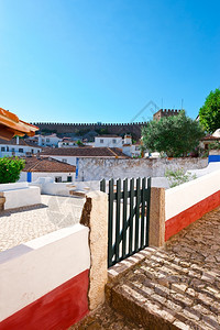 葡萄牙历史中心城市奥比多斯的栅栏小门图片