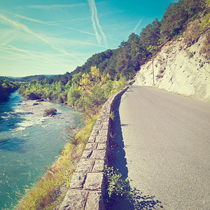 法属阿尔卑斯山沿河岸的阿斯法特路Instagram效应图片