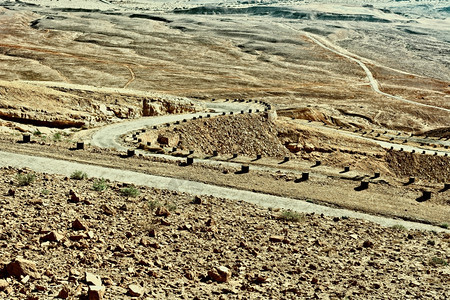 以色列Judean山沙丘的Meanding路Retro图像过滤风格图片