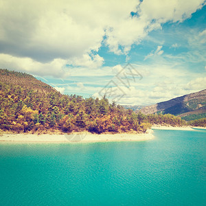 法属阿尔卑斯山湖的木制海岸Instagram效应图片