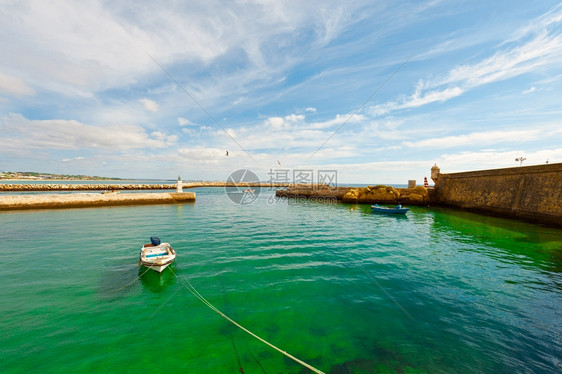 葡萄牙大西洋海岸一个宁静港的船图片