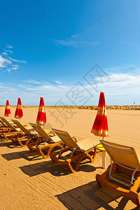 法国里维埃拉低季节海滩伞和太阳床图片