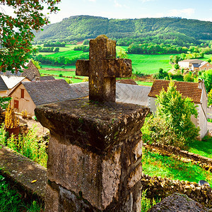 法国城背景的石十字图片