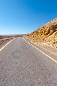 沙漠的偏斜道路图片