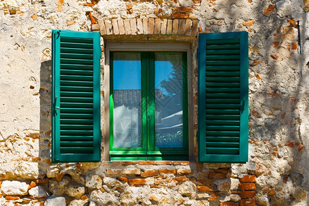 意大利窗口带有OpenWooden百叶窗图片