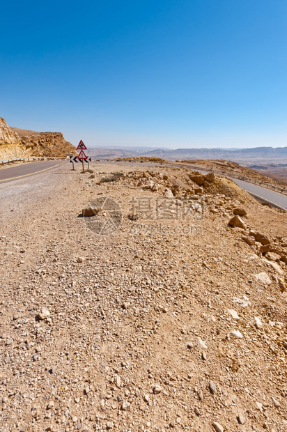 偏斜道路和沙漠图片